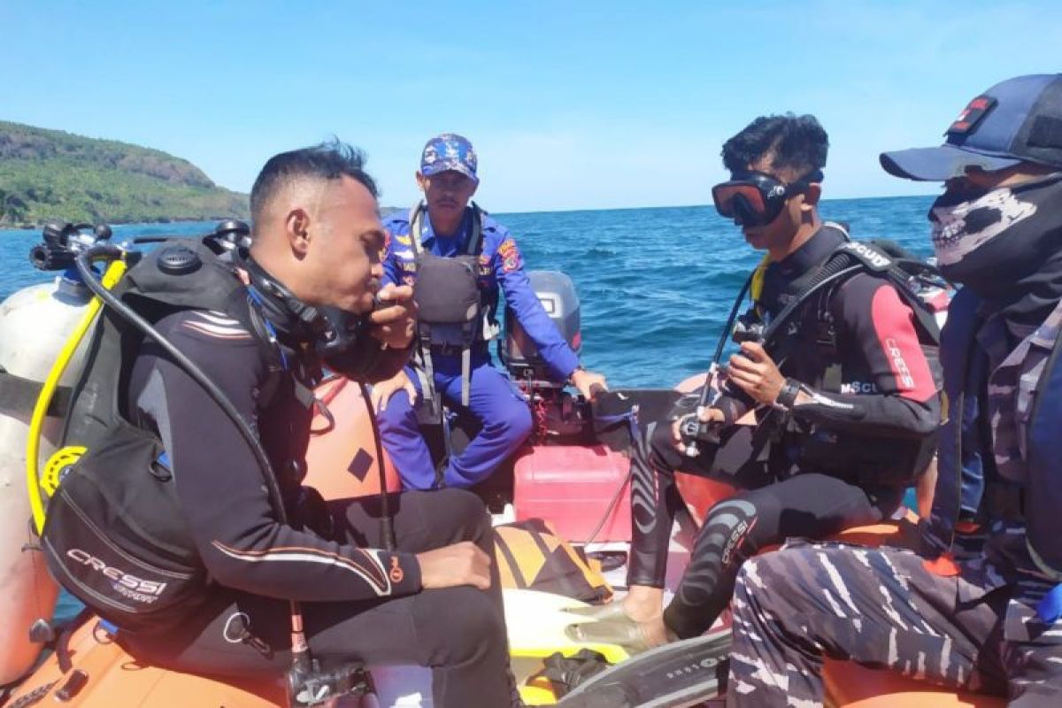 Tim SAR masih mencari warga hilang di Pantai Waigete