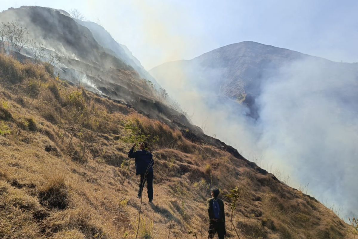 Pendakian wisata Bukit Anak Dara di kaki Gunung Rinjani ditutup sementara