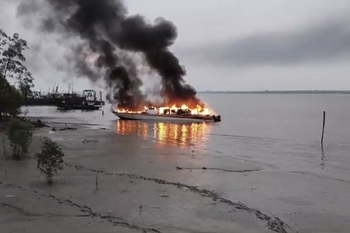 Kapal pengangkut sayur tujuan Batam terbakar di Kepulauan Meranti