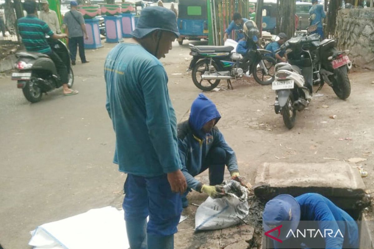 Jakpus tuntaskan pengurasan saluran di Petojo Utara