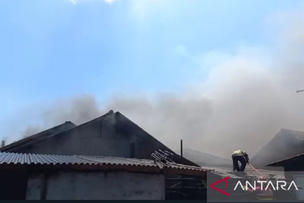 Kebakaran melanda pabrik pembuatan tahu dan rumah di Cibatupos Sukabumi