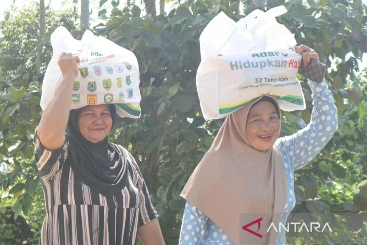 Janda lansia di pesisir Laut Jawa Kalsel terima bantuan Adaro #HidupkanHati