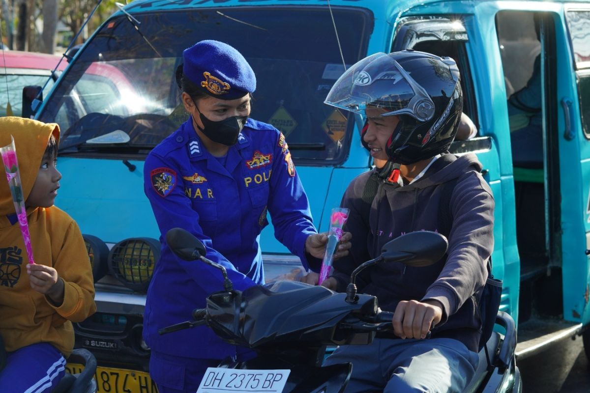 Polwan Polda NTT bagi bunga dan helm rayakan HUT Polwan