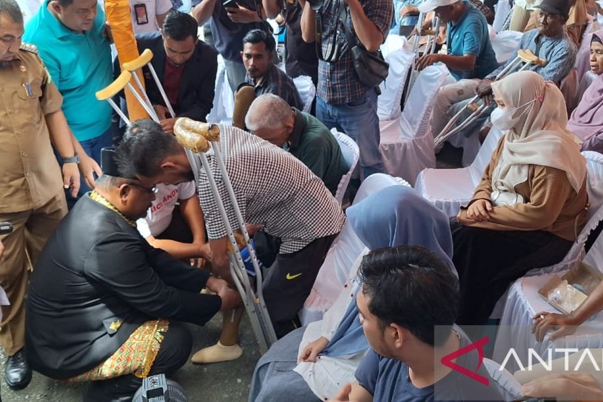 AP II Bandara SIM serahkan bantuan kaki palsu untuk 49 kaki warga