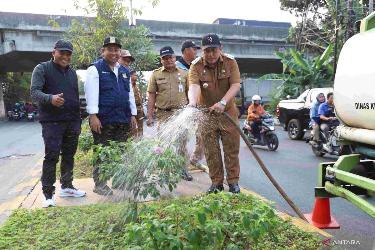 Pj Bupati Bekasi tinjau proyek penataan taman median Kalimalang