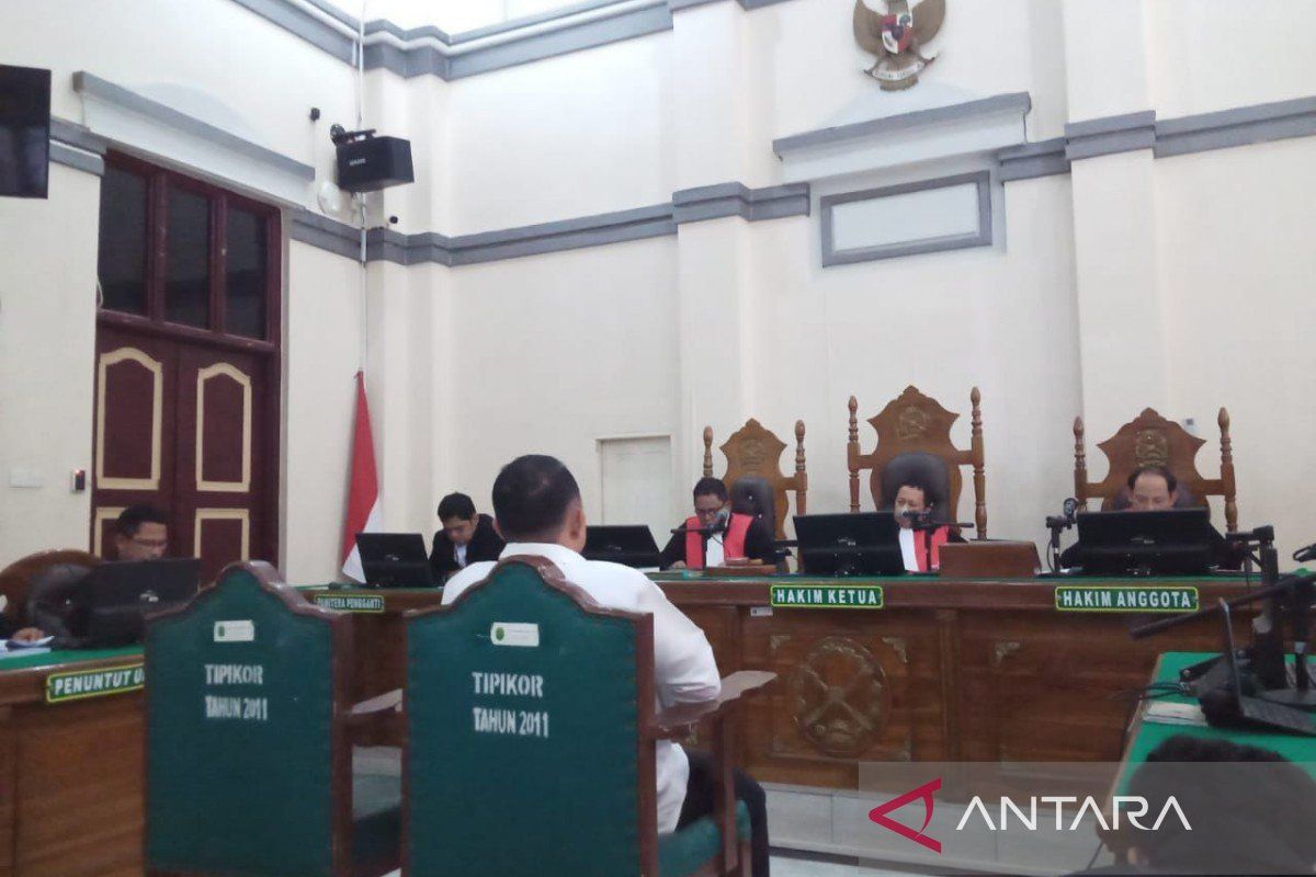 JPU KPK tuntut Bupati Labuhanbatu nonaktif Erik Adtrada Ritonga enam tahun penjara