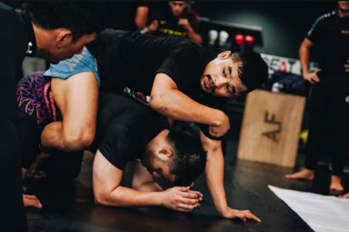 Jeka Seragih bagikan keterampilan bertarung MMA lewat Warrior Workout