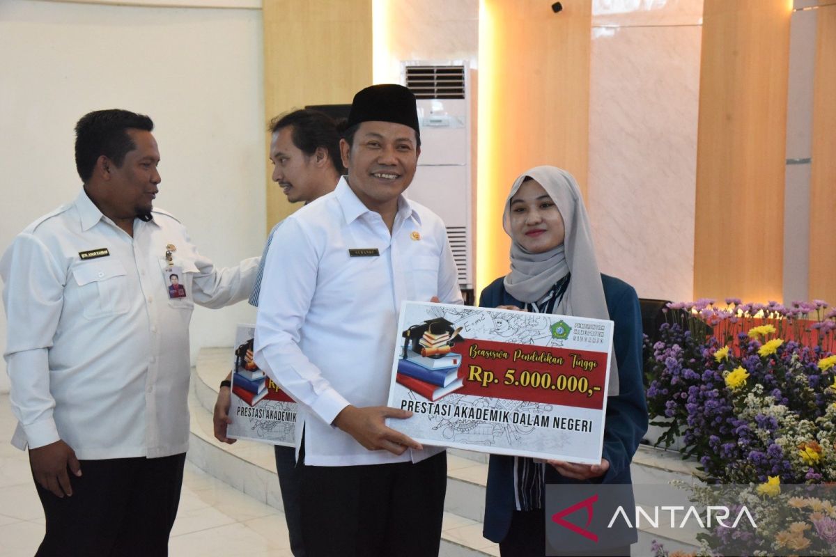 Pemkab Sidoarjo berikan beasiswa kepada 2.018 orang