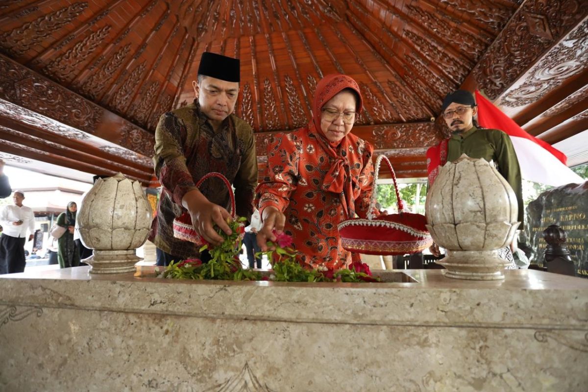 Risma dan Gus Hans ziarah makam Bung Karno