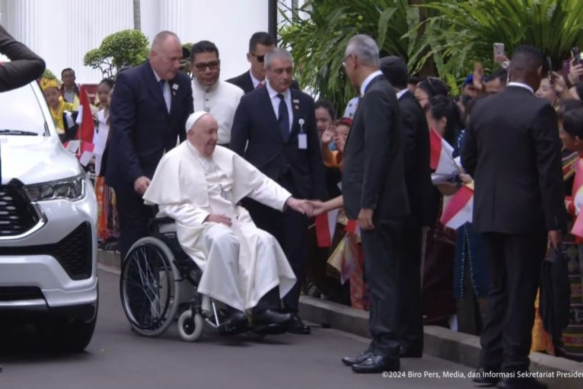 Paus Fransiskus  tiba di halaman Istana Jakarta dengan tampil sederhana