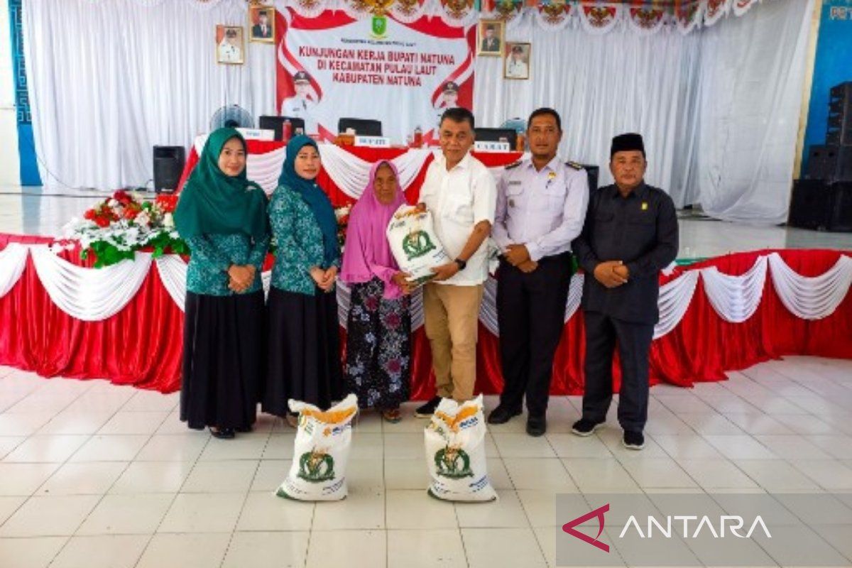 Pemkab Natuna beri bantuan beras untuk warga pulau penyangga