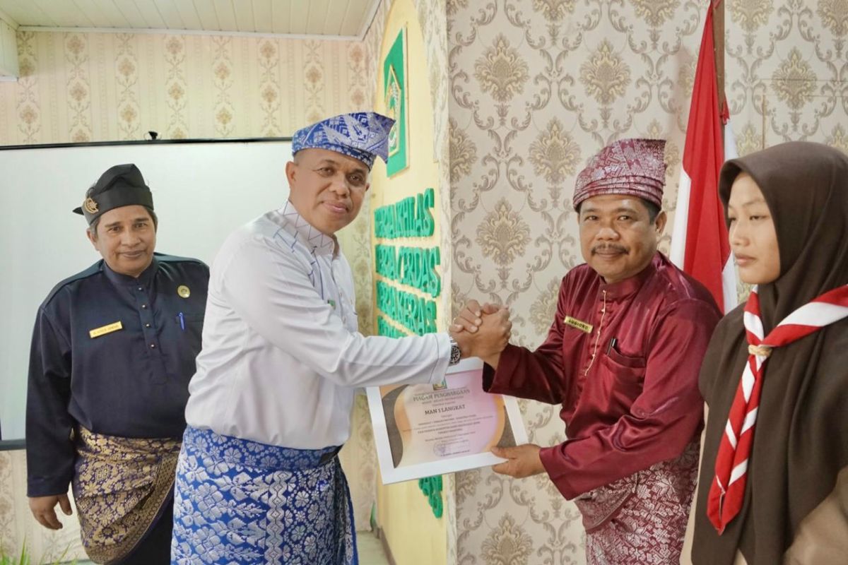 Pj Bupati Langkat lepas keberangkatan peserta Kompetisi Sains Madrasah