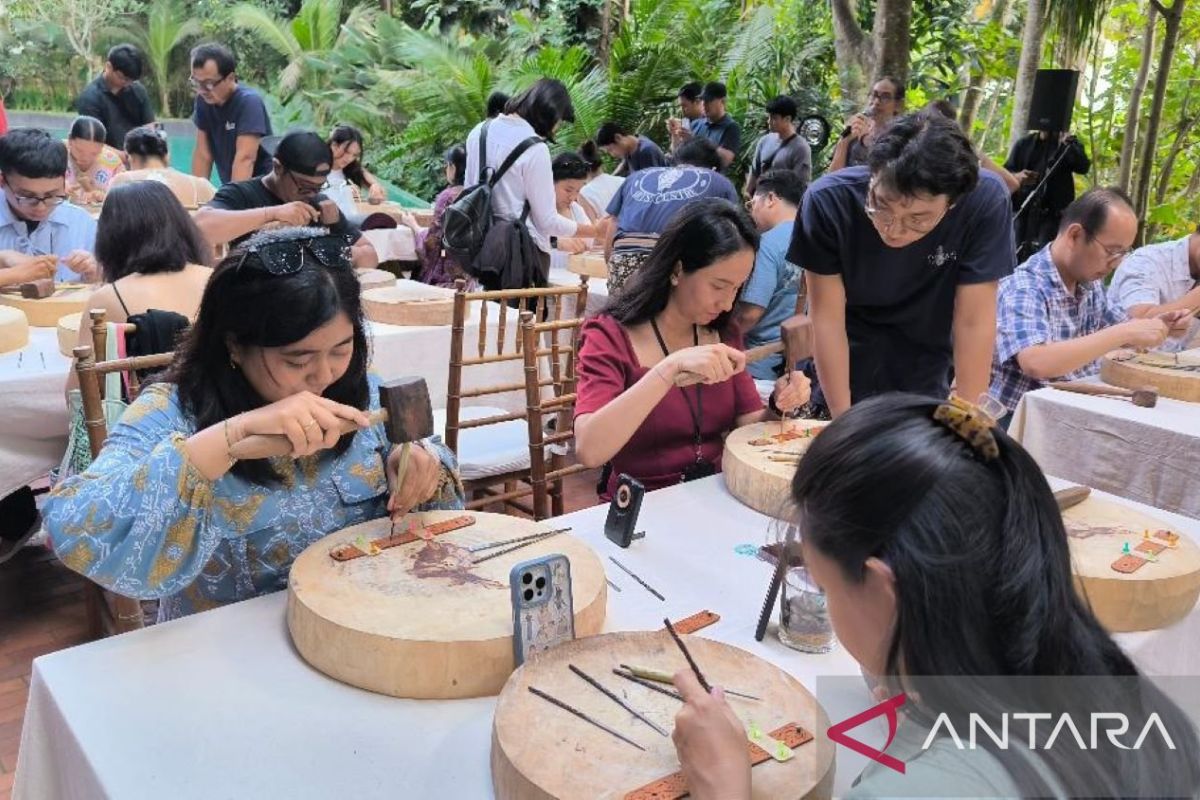 Lokakarya kreatif memahat oleh seniman Bali meriahkan HUT Birkenstock