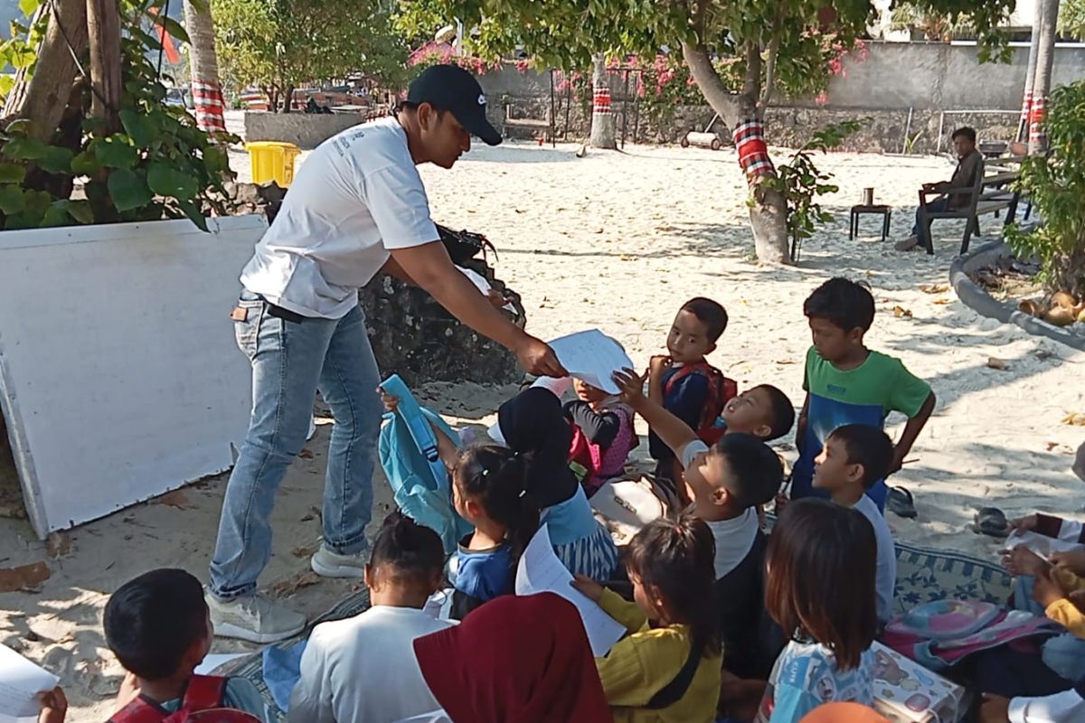 Polisi ajarkan Bahasa Mandarin kepada anak di pesisir Lampung Selatan