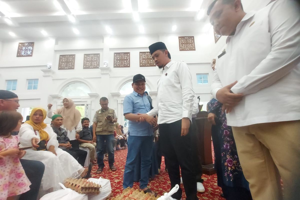 Pemkot Bukittinggi serahkan bantuan sembako bagi 280 warga disabilitas