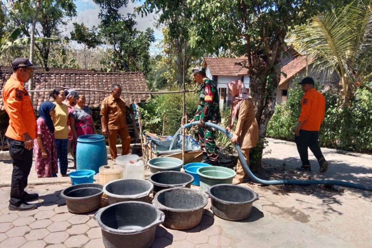 BPBD Trenggalek distribusikan 122 tangki air bersih 