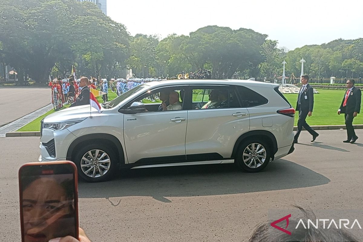 Pope Francis received with state welcome ceremony at Merdeka Palace