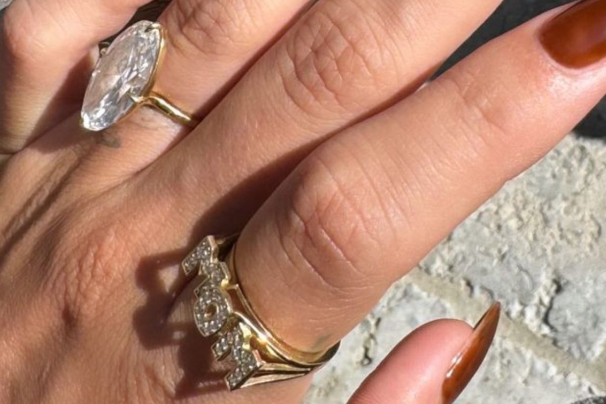 Hailey Bieber kenakan cincin berlian bertuliskan 'Mom' usai melahirkan