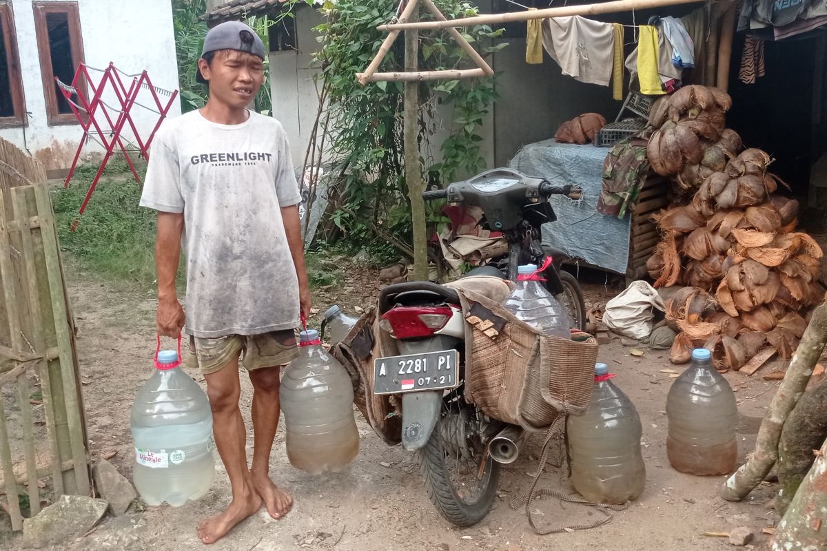 Kemarau panjang, warga Lebak mulai cari air bersih ke hutan