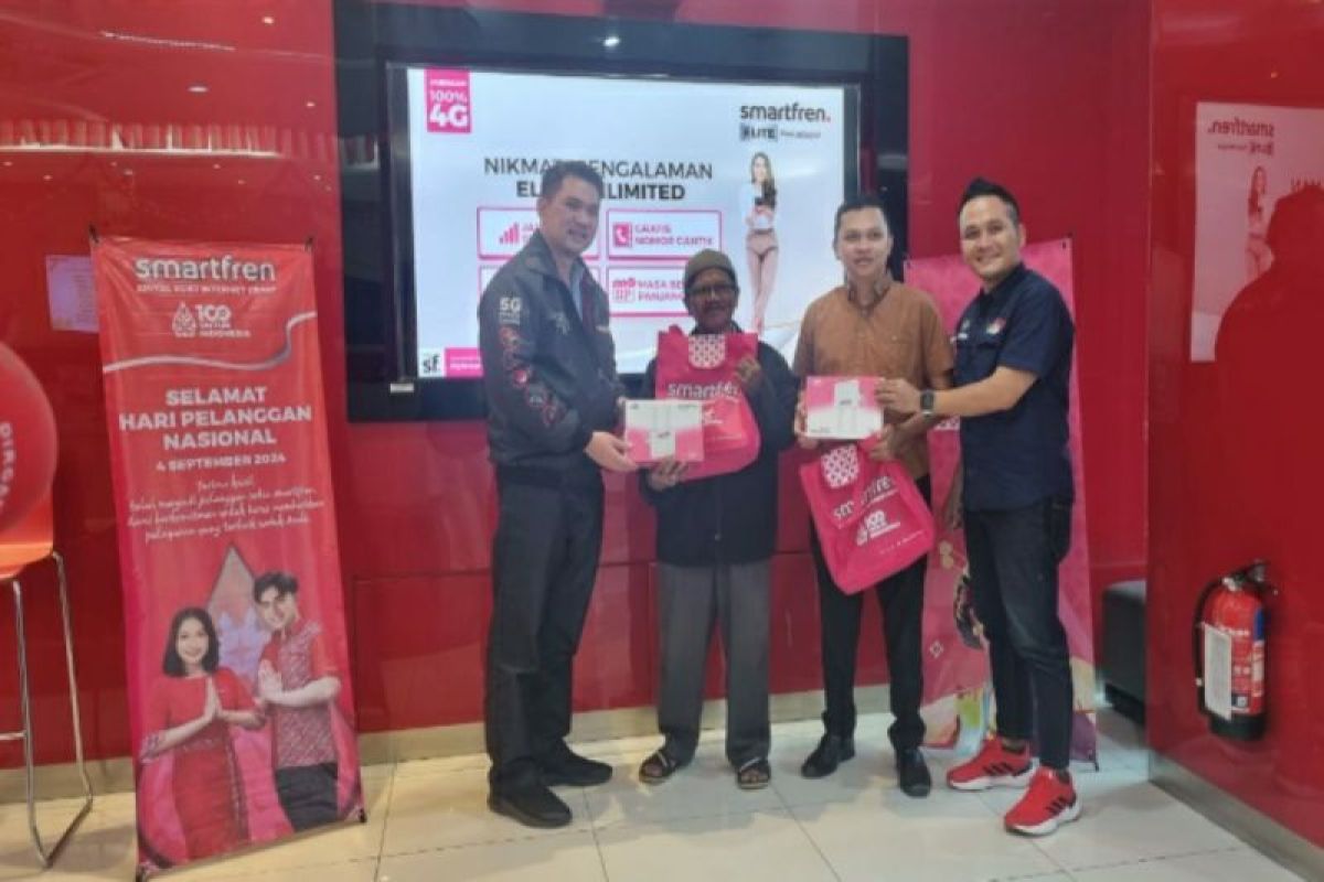 Smartfren berikan hadiah untuk pelanggan setia di Semarang