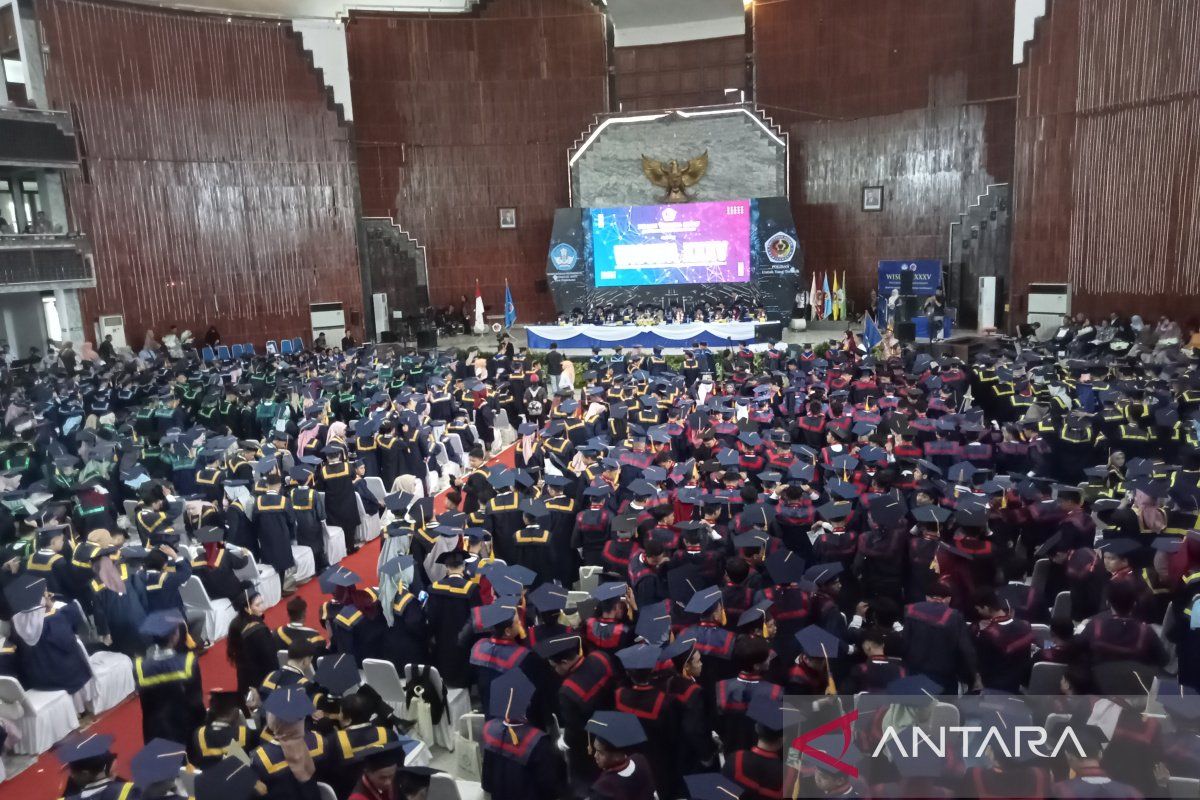 Poliban wisuda 978 sarjana bersertifikasi kompetensi