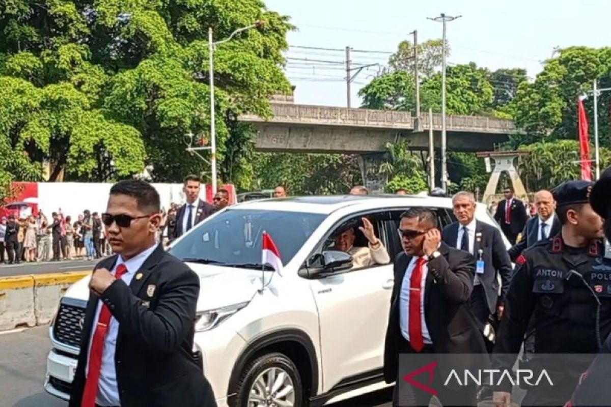 Paus Fransiskus sapa warga Jakarta saat hendak ke Istana Negara