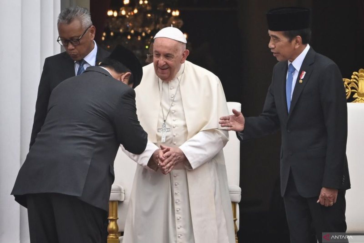 President Jokowi introduces President-elect Prabowo to Pope Francis