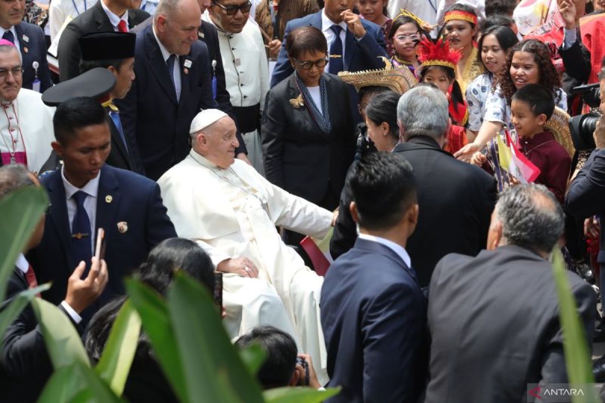 Pope Francis prays for peace in Indonesia