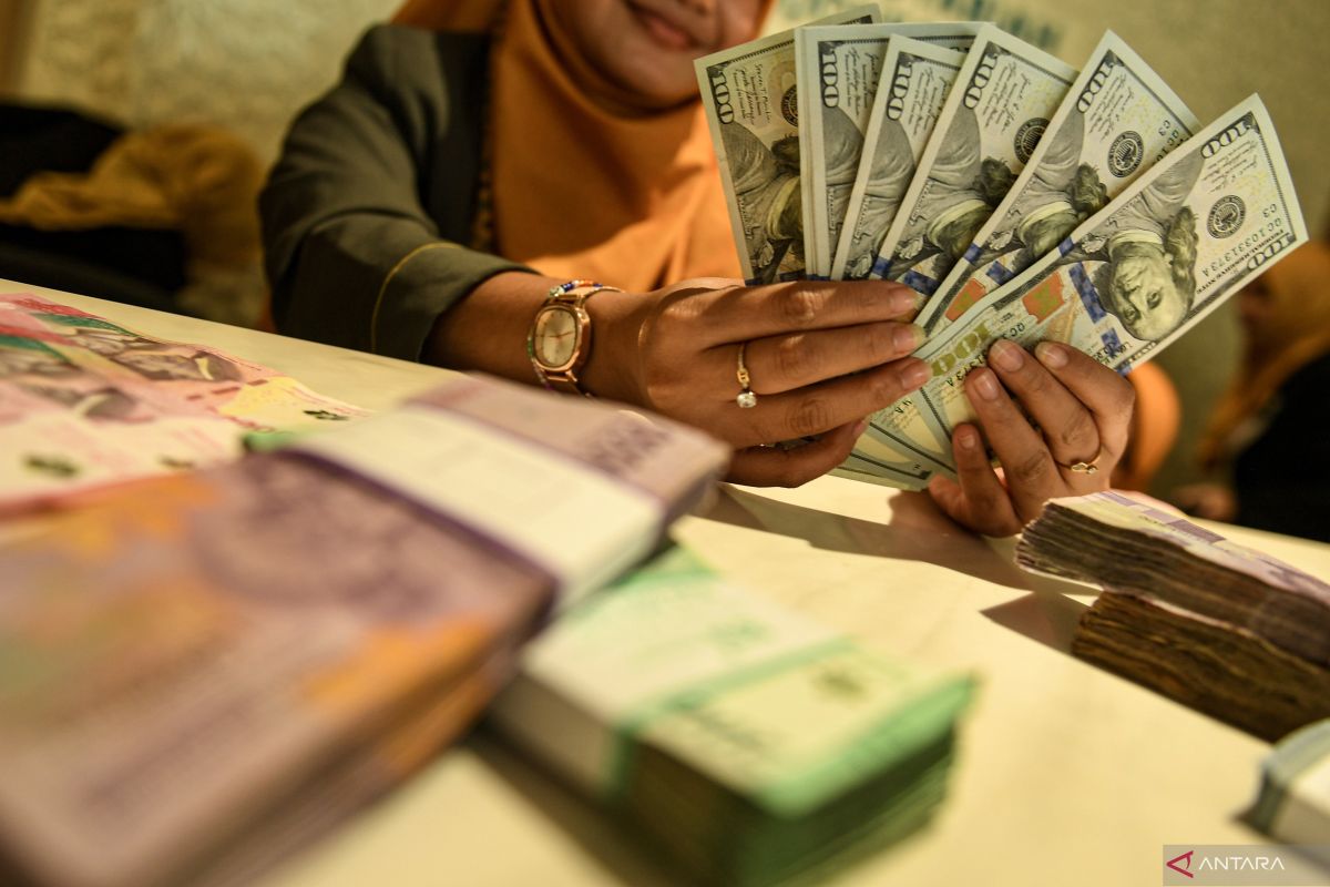 Rupiah Senin turun 3 poin jadi Rp15.153 per dolar AS