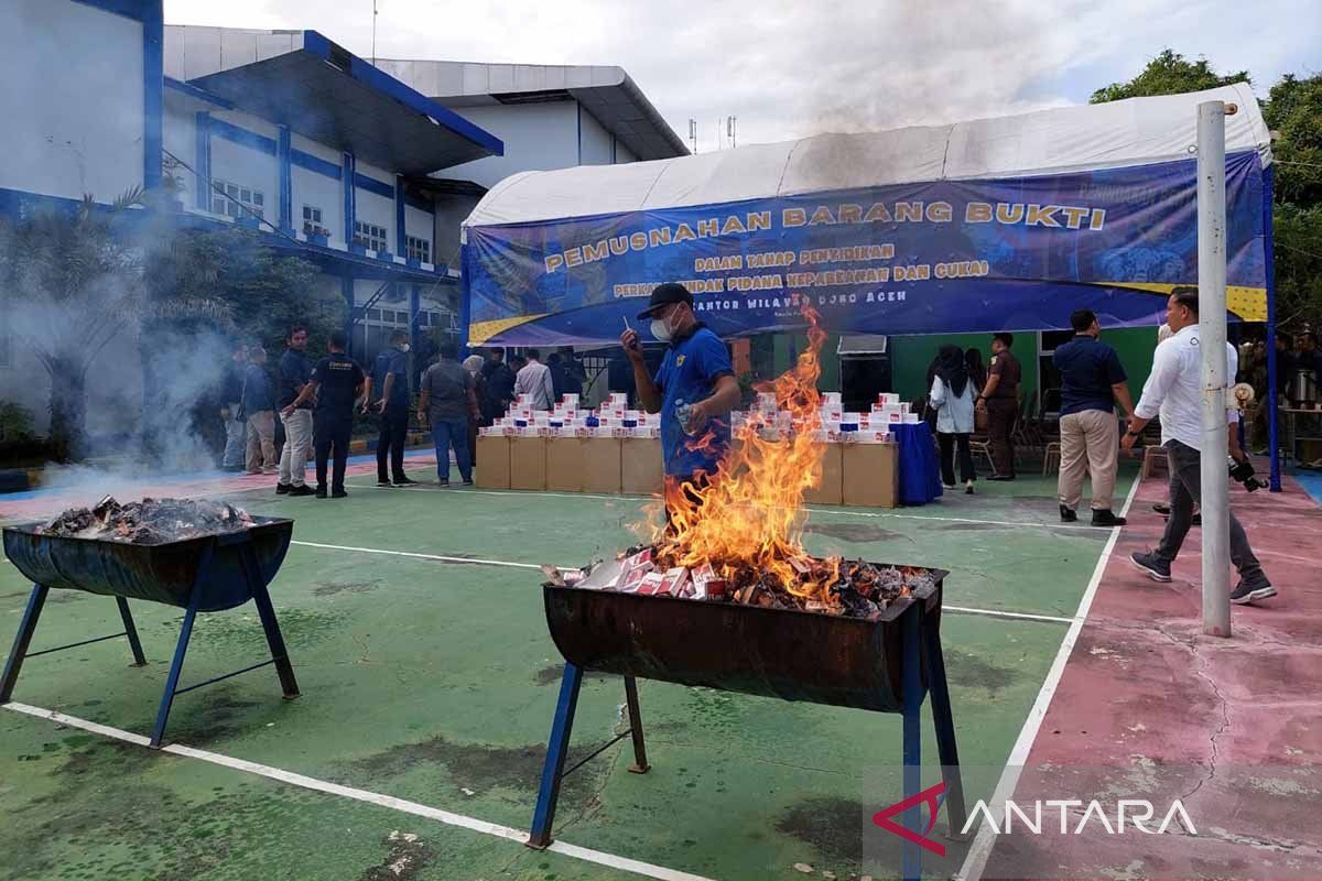 Bea Cukai Aceh musnahkan 10 juta batang rokok ilegal