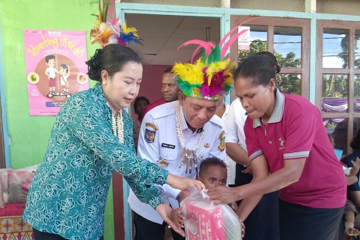 Pj Gubernur Papua berikan vaksin polio anak di Kabupaten Supiori