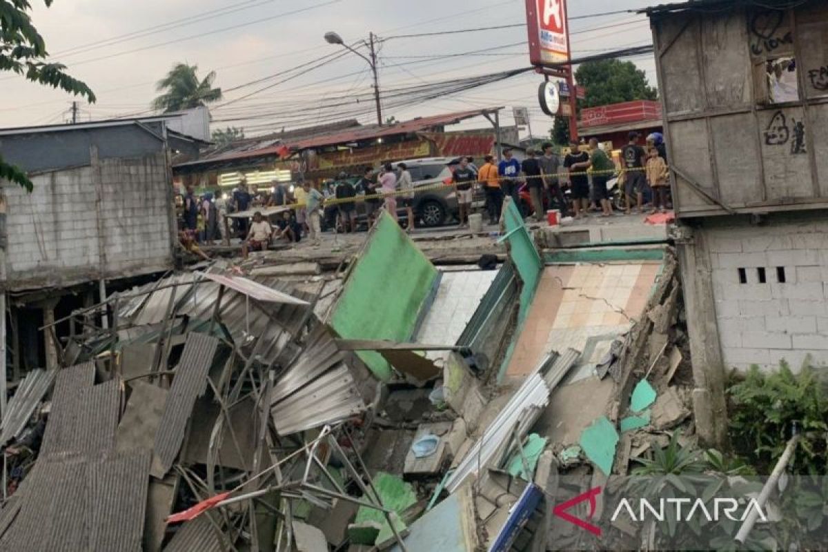 Lima bangunan di Bojonggede Jabar hancur imbas longsor