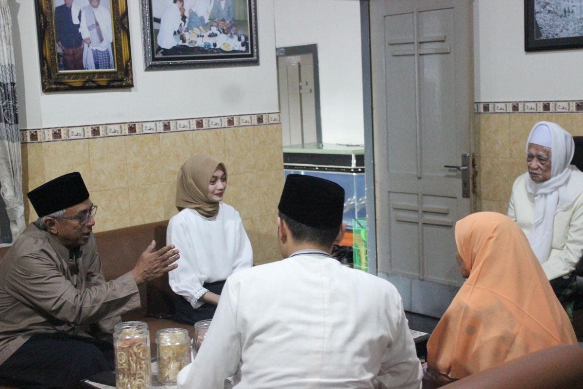 Pasangan bakal calon Vinanda-Gus Qowim silaturahmi ke ulama di Kediri