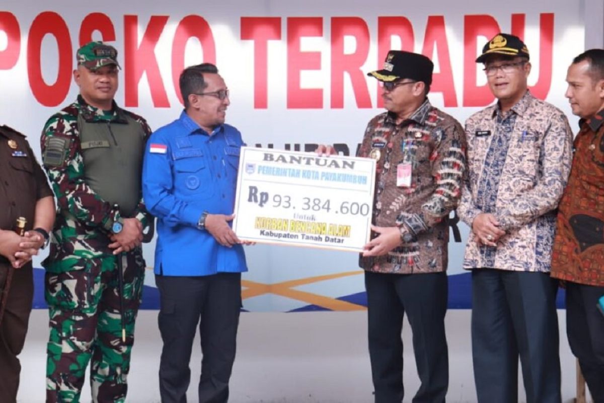 PJ Wako Payakumbuh serahkan bantuan untuk Tanah Datar