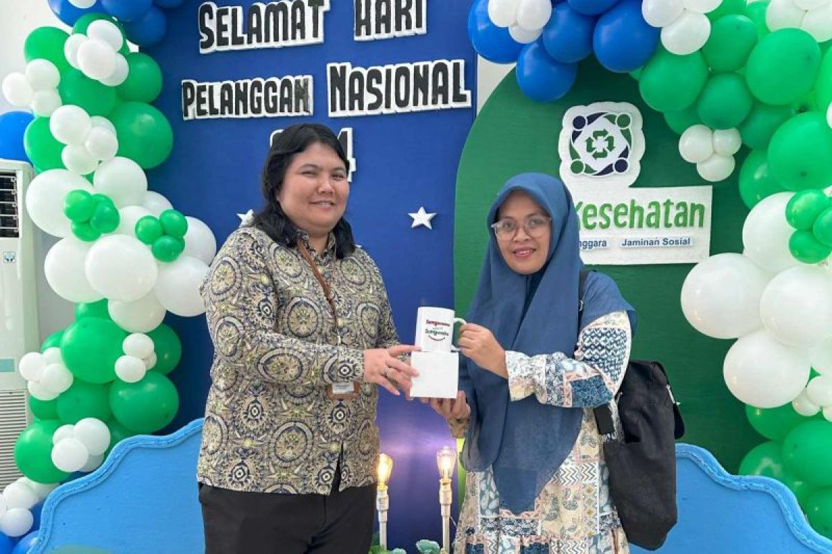 Peringati Hari Pelanggan Nasional, BPJS Kesehatan Palu berikan gelas cantik kepada peserta JKN yang berkunjung