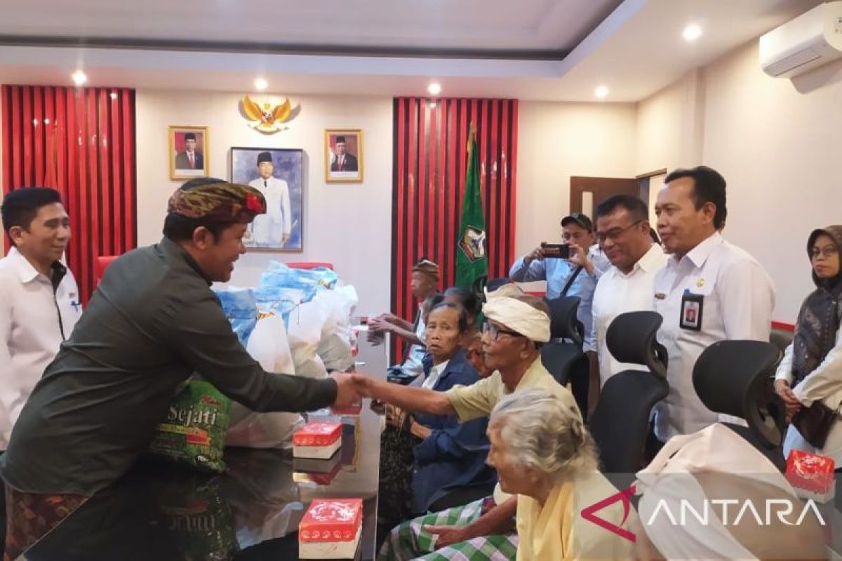 Bupati Bangli bagikan 100 paket sembako kepada lansia terlantar