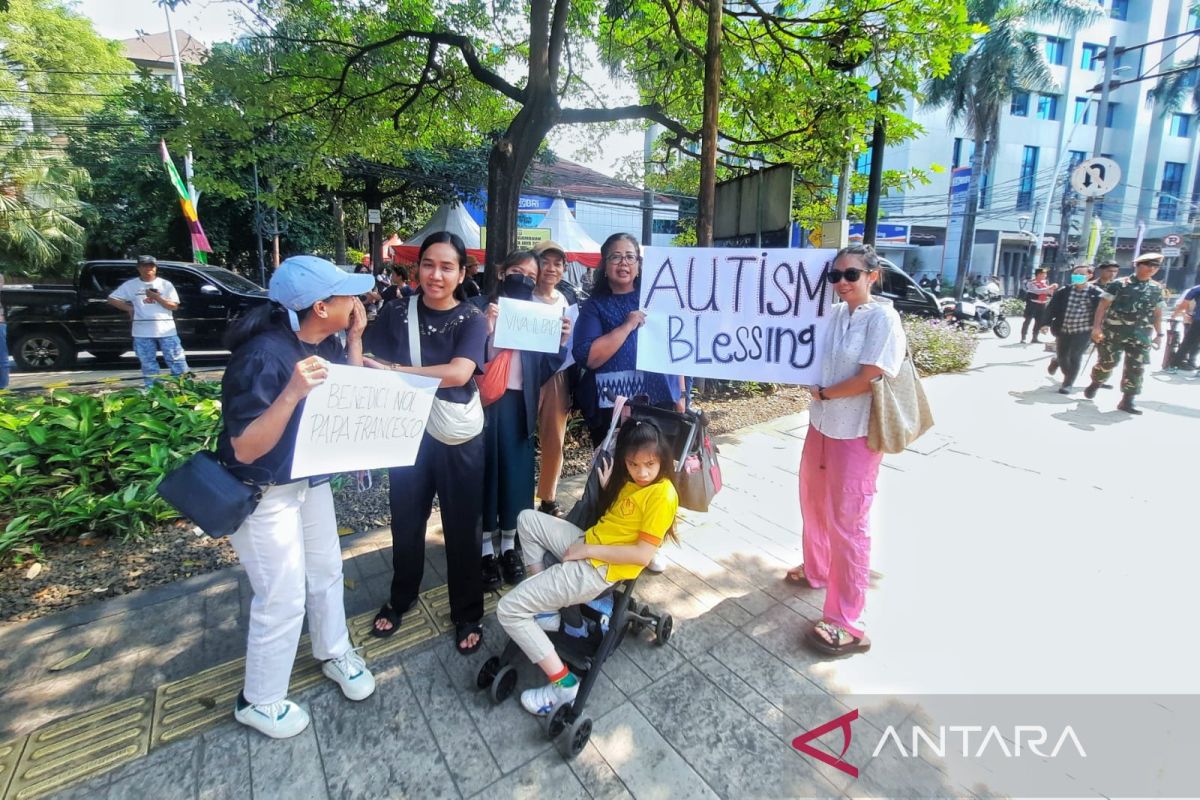 Paus Fransiskus memberikan semangat kepada para penyandang disabilitas