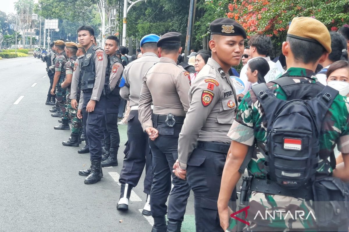 Warga padati kantor KWI untuk melihat Paus Fransiskus