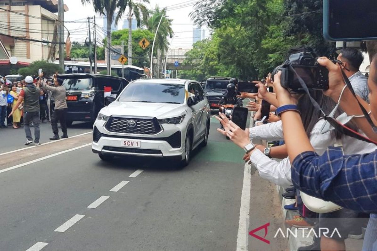 Paus Fransiskus tiba di kantor KWI disambut sorak sorai warga