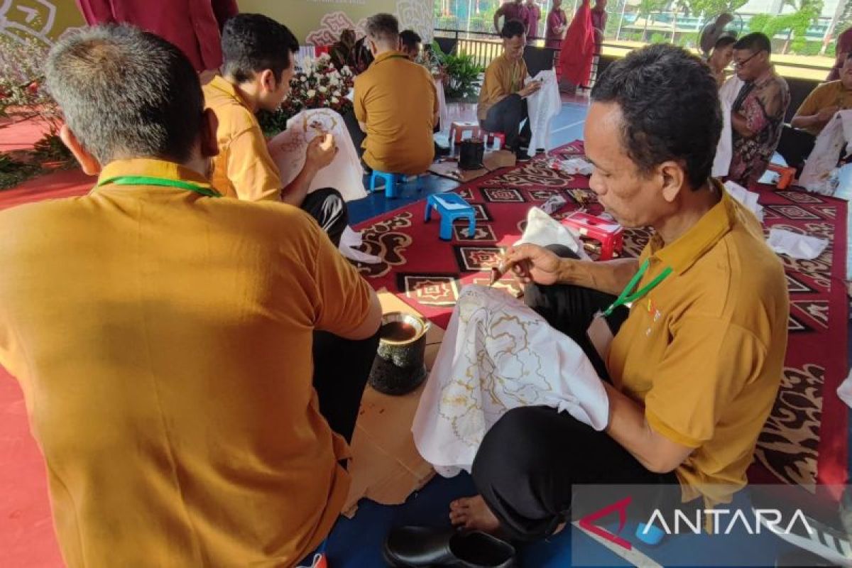 Puluhan warga binaan Lapas Cipinang dapat pelatihan membatik