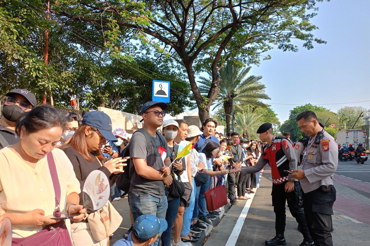 Bapak 66 tahun asal Solo ini rela ke Masjid Istiqlal untuk lihat Paus