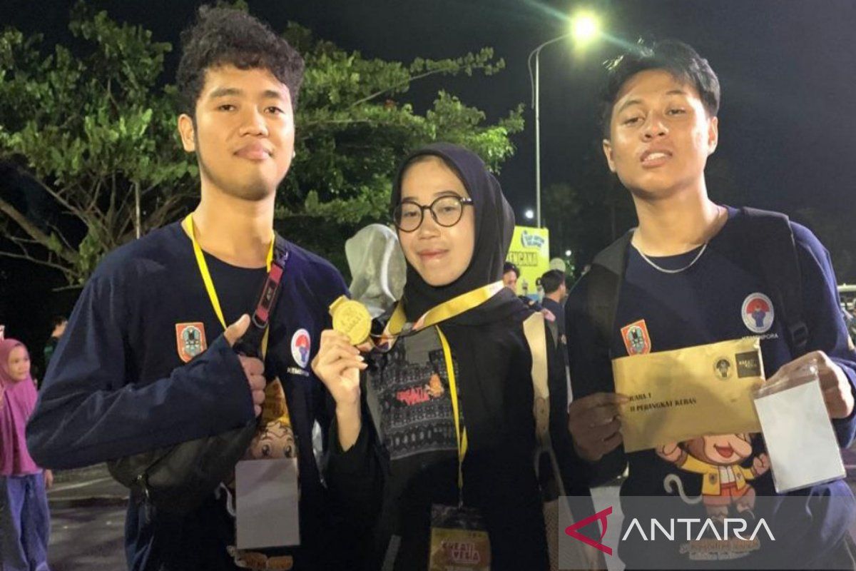 Tim Robotik Poliban juara 1 katagori perangkat keras di Kreativesia