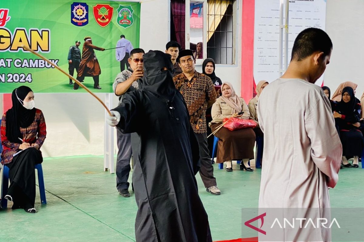 Sembilan terpidana judi online di Aceh Barat dihukum cambuk