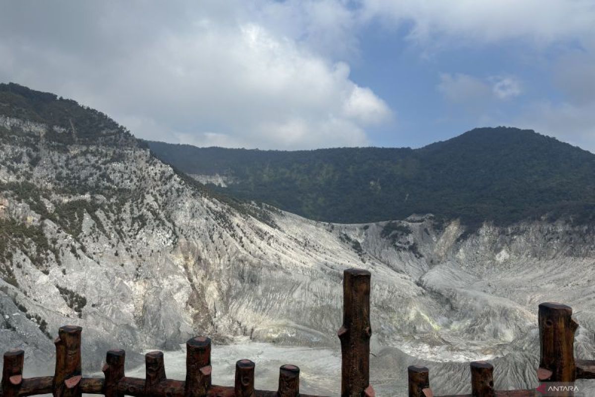 BPBD sarankan area wisata alam Gunung Tangkuban Perahu ditutup sementara hingga api padam