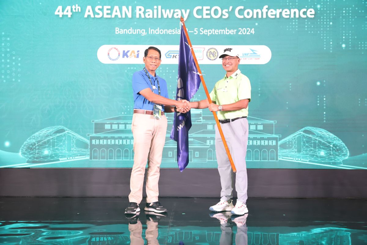 PT KAI serahkan pataka ASEAN Railways ke Keretapi Tanah Melayu Berhard