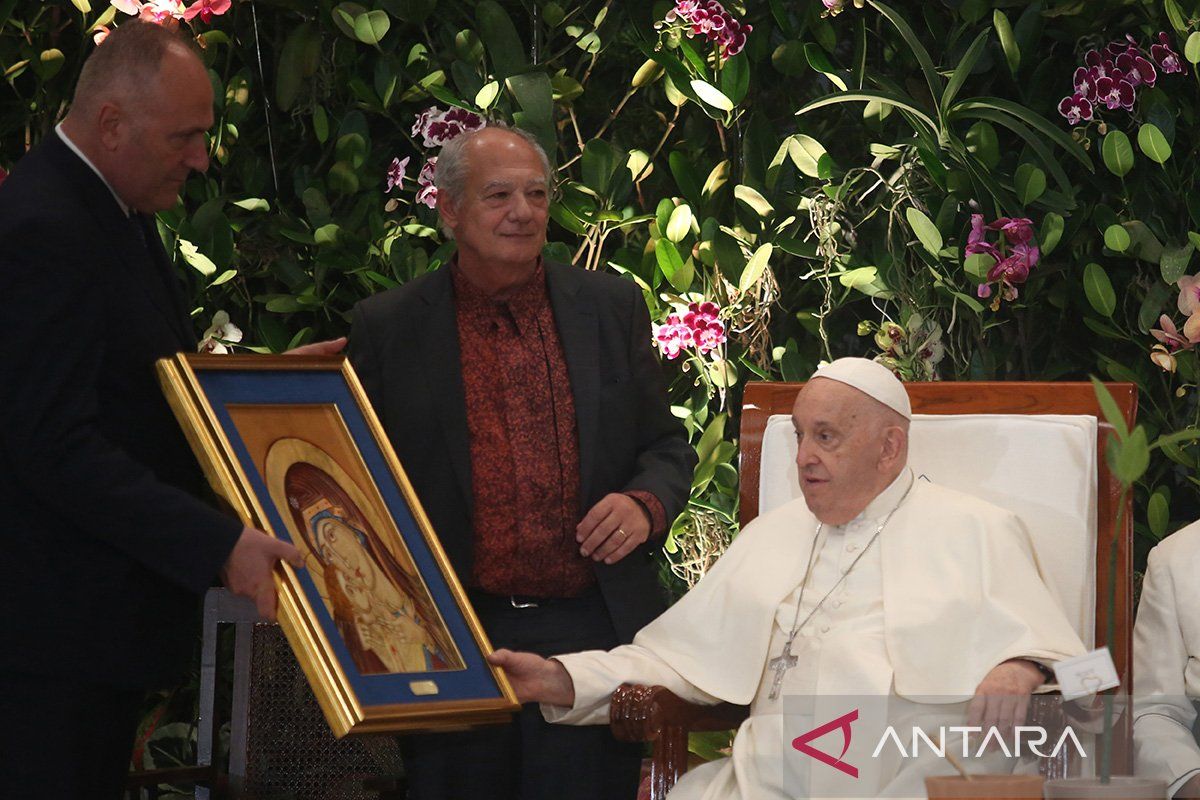 Pope asks Indonesians to maintain harmony among religious communities