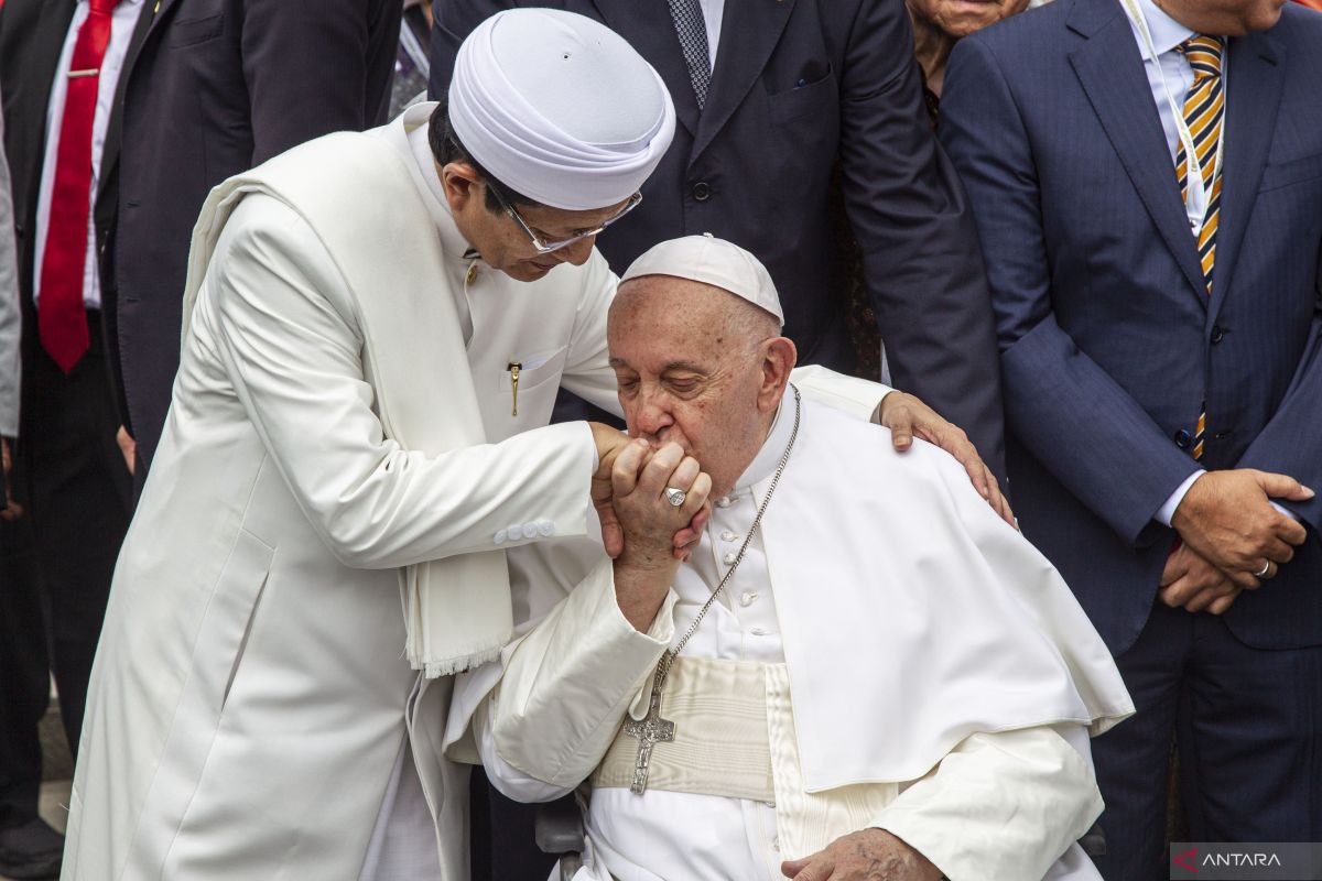 Paus Fransiskus mencium tangan Imam Besar Masjid Istiqlal