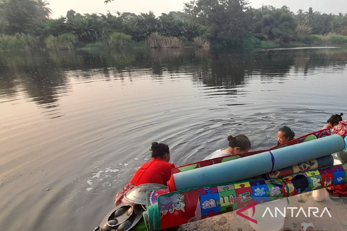 Warga keluhkan Sungai Ciujung yang menghitam dan berbau menyengat