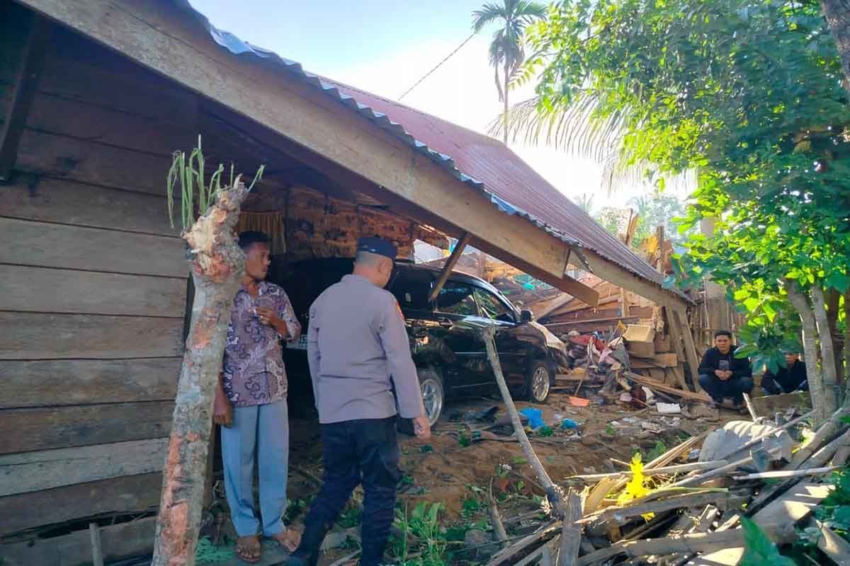 Mengantuk, minibus seruduk rumah warga di Aceh Timur