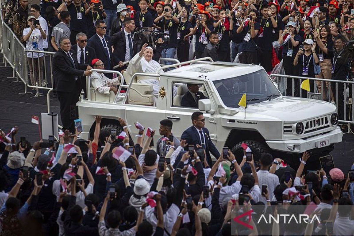 Local dialects featured in prayer at Pope-led mass in Jakarta